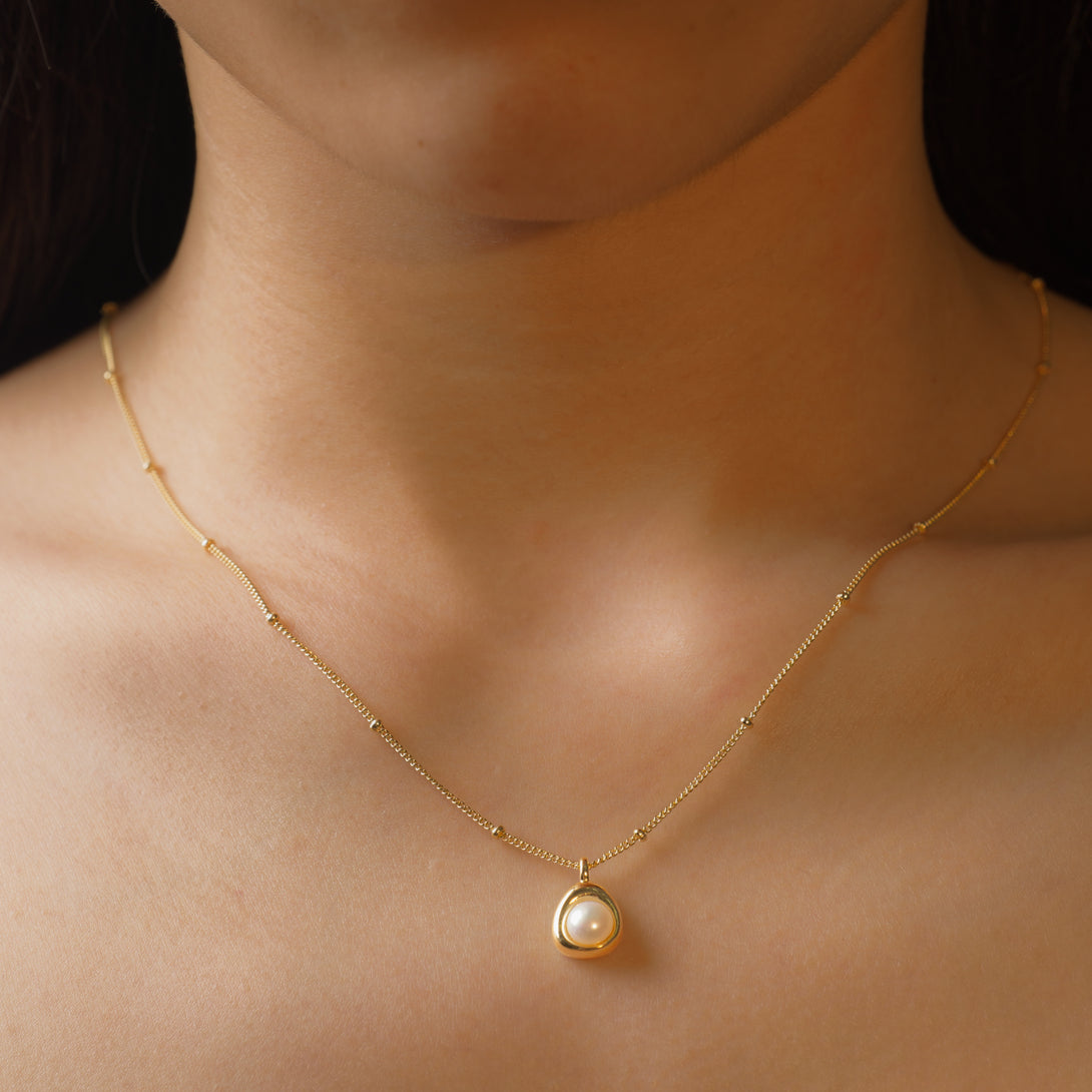 Oval Pearl Gold Necklace, Wearing Effect